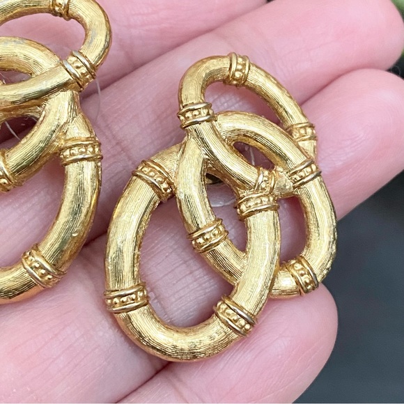 Vintage 80’s AVON Brushed Gold-tone Interlocking Ovals Post Earrings - Picture 7 of 11